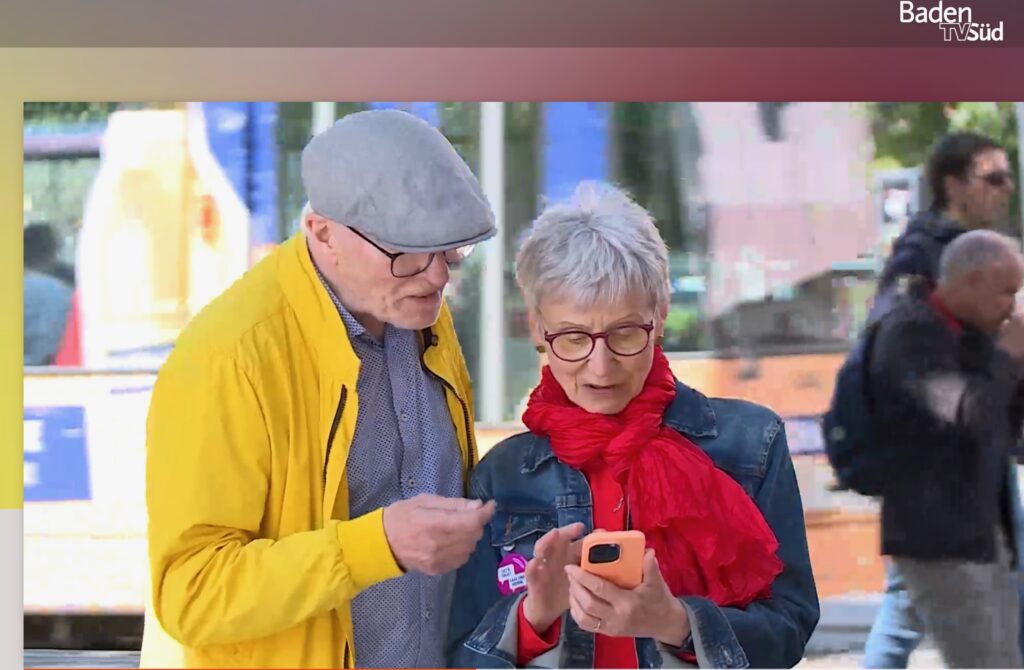 Das Foto zeigt Hans und Ria
Hinken, die auf das Smartphone schauen, um sich die SIM-Studie anzusehen.